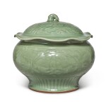 A 'Longquan' celadon-glazed 'lotus' jar and cover, Late Yuan / early Ming dynasty | 元末 / 明初 龍泉窰青釉纏枝蓮紋蓋罐